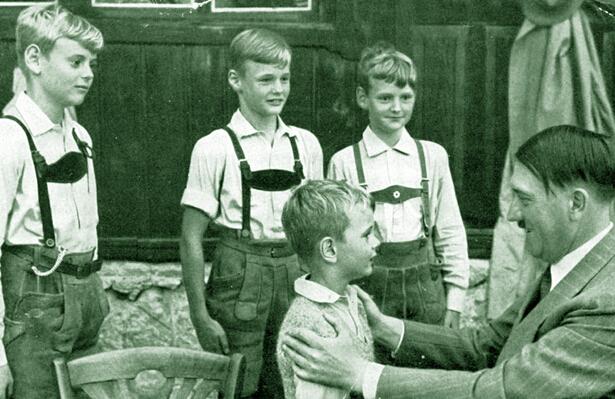 希特勒与青年团战士