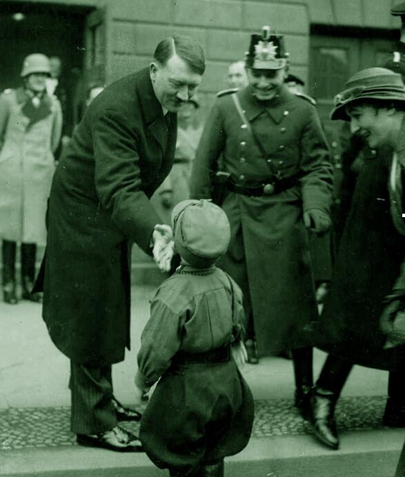 希特勒与孩子在一起