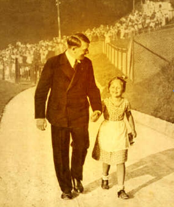 希特勒与小姑娘