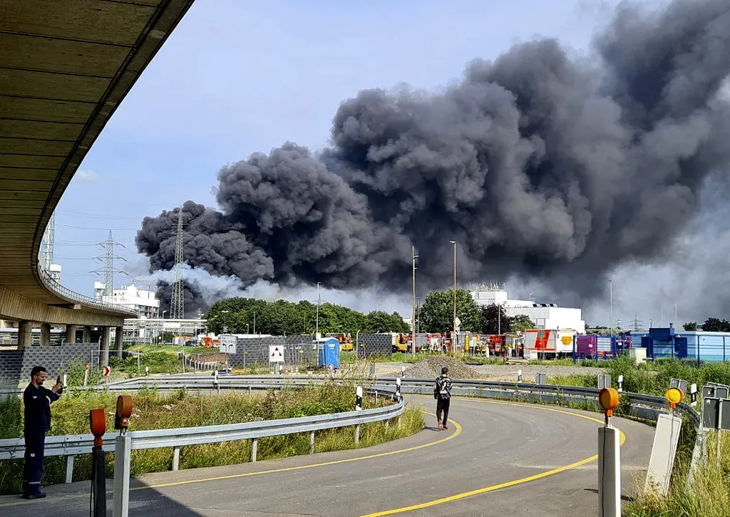 英国工厂发生巨大爆炸